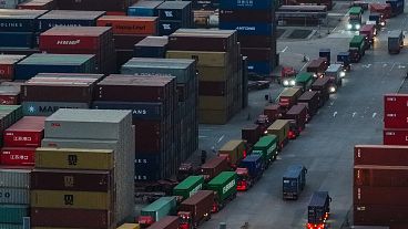 Los camiones hacen cola para salir de una terminal de contenedores en Nanjing, en la provincia oriental china de Jiangsu, el martes 8 de abril de 2025. 